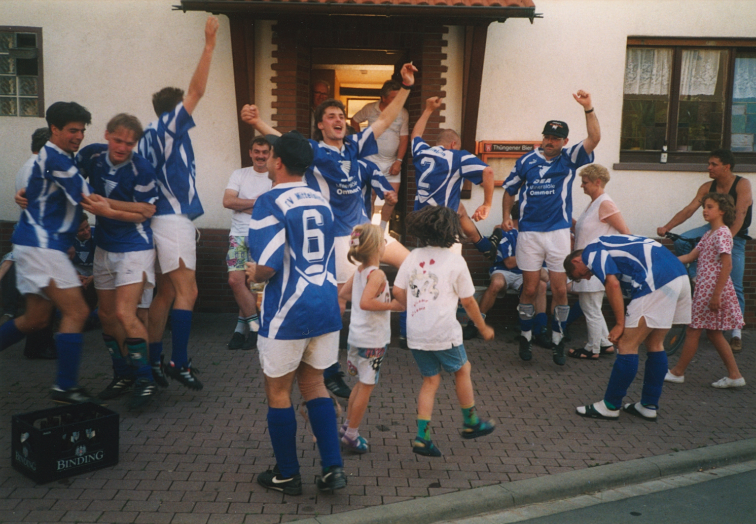 Die Fußballer des TVM feiern den Aufstieg am 28.5.1995